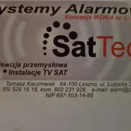 Wizytówka firmy SatTech z Leszna, oferującej systemy alarmowe, telewizję przemysłową i instalacje TV SAT. Zawiera logo, numer koncesji MSWiA, dane kontaktowe: adres, telefon, e-mail i NIP.