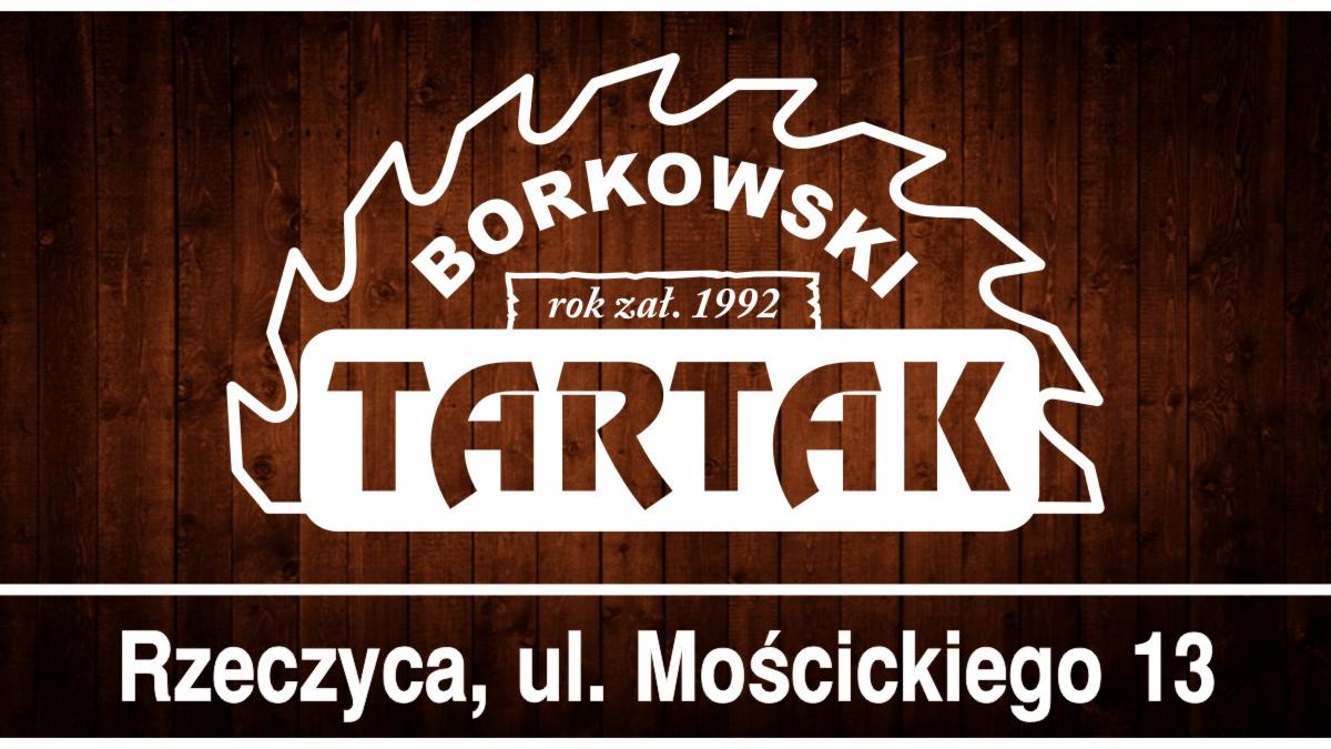 Logo firmy Borkowski Tartak, rok założenia 1992, na tle ciemnego drewna, adres Rzeczyca, ul. Mościckiego 13.