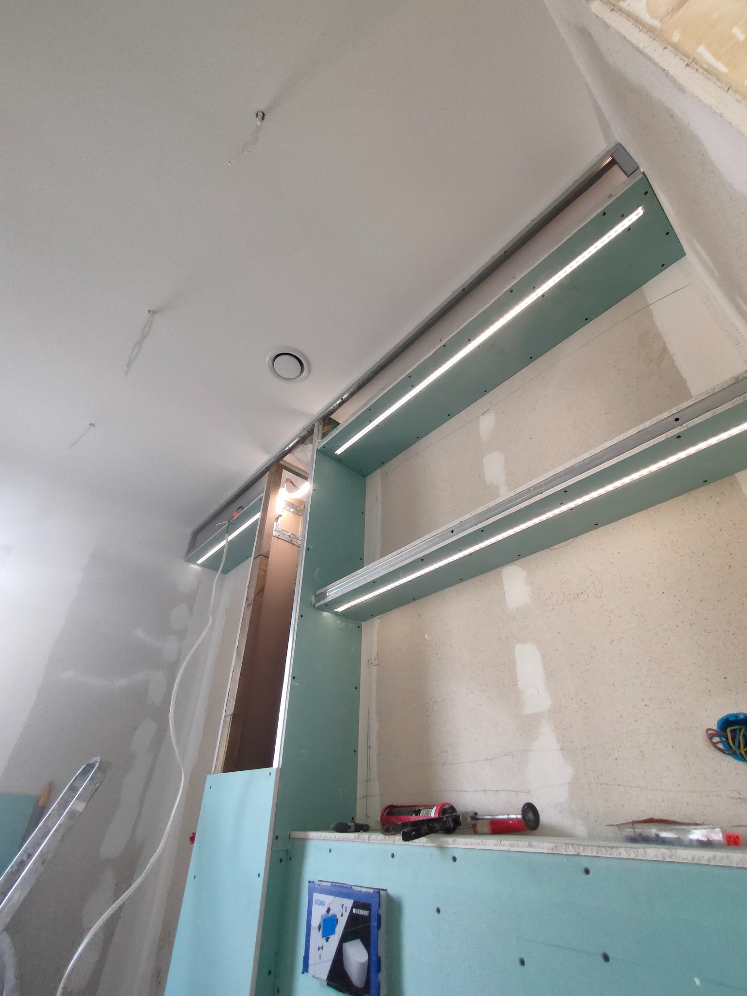 Sufit podwieszany z oświetleniem LED w trakcie montażu z płyt karton-gips w Tarnowskich Górach. Widoczne narzędzia i elementy konstrukcyjne.