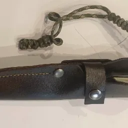 Ręczne szycie pochwy do noża.