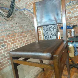 Renowacja sóry100 letnich krzeseł