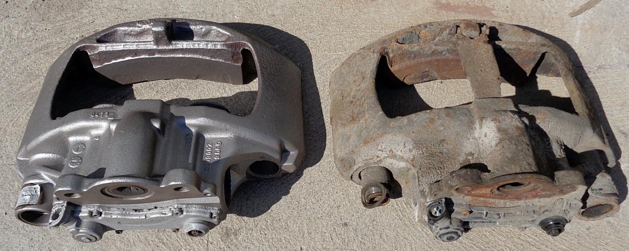 Porównanie zacisku hamulcowego: odnowiony, pomalowany na szaro po lewej stronie, zardzewiały i zużyty po prawej stronie, ukazujące różnicę w stanie technicznym i wyglądzie.