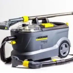 Profesjonalny odkurzacz piorący Kärcher z przezroczystym zbiornikiem i elementami w kolorze żółtym, gotowy do użycia, na białym tle.