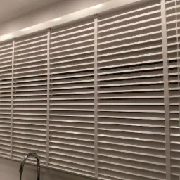 Białe poziome lamele okienne z widocznym fragmentem zlewu i półką z jasnego drewna w tle.