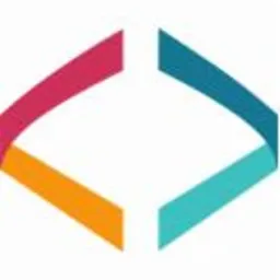 Abstrakcyjne logo w kształcie otwartych nawiasów kątowych, z kolorowych, zakrzywionych wstęg: różowej, pomarańczowej, turkusowej i niebieskiej.