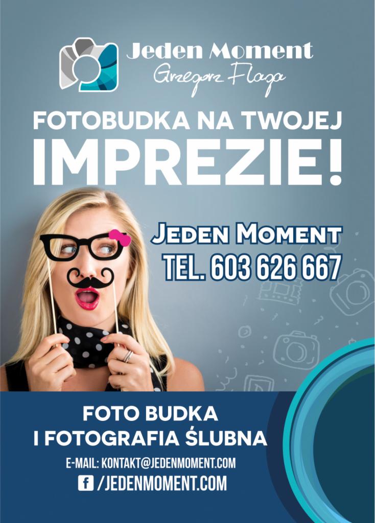 Reklama fotobudki i fotografii ślubnej: blondynka z rekwizytami (okulary, wąsy) na tle z napisem 'FOTOBUDKA NA TWOJEJ IMPREZIE!', logo firmy 'Jeden Moment' i dane kontaktowe.