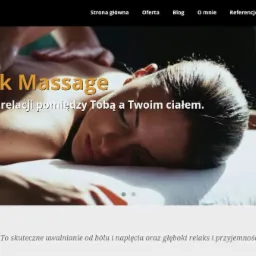 Masaż pleców wykonywany na kobiecie leżącej na białym prześcieradle, widoczne dłonie masażysty, delikatne oświetlenie, strona internetowa w tle.