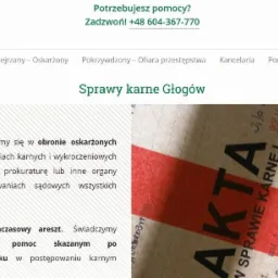 Fragment dokumentu z czerwonym paskiem, na którym widnieje napis 'AKTA W SPRAWIE KARNEJ', z tekstem dotyczącym paragrafów i sądów, na tle strony internetowej kancelarii prawnej specjalizującej się...