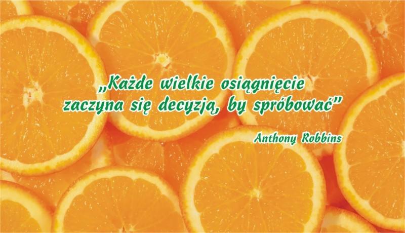 Kolaże z soczystych pomarańczy z inspirującym cytatem Anthony'ego Robbinsa, zachęcającym do działania, oferowane przez specjalistę z Mściszewic.