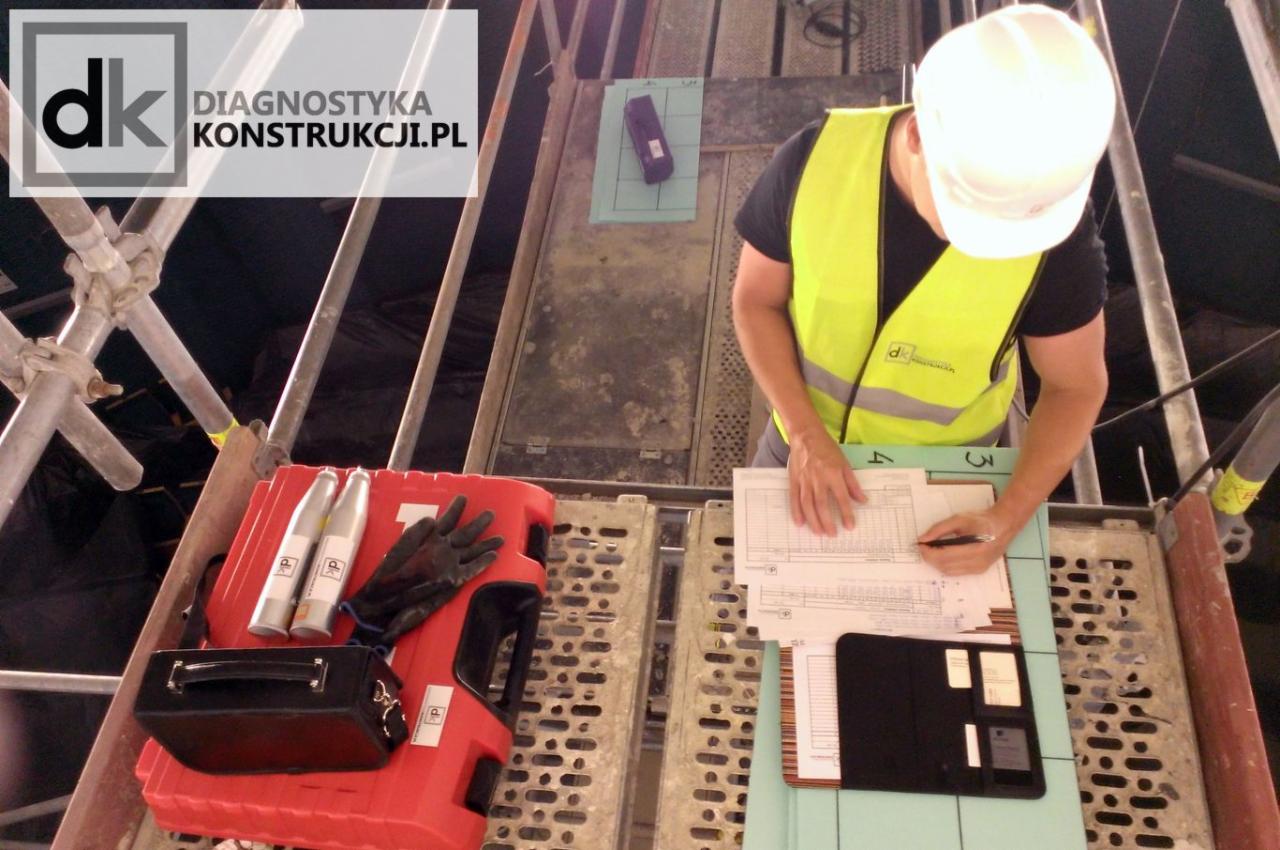 Prace badawcze na rusztowaniu