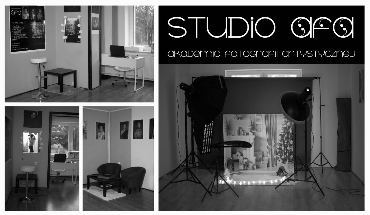 Wnętrze studia fotograficznego w czerni i bieli: przestrzeń z biurkiem i komputerem, kącik wypoczynkowy z fotelami, oraz przygotowane stanowisko do sesji zdjęciowej z tłem świątecznym...