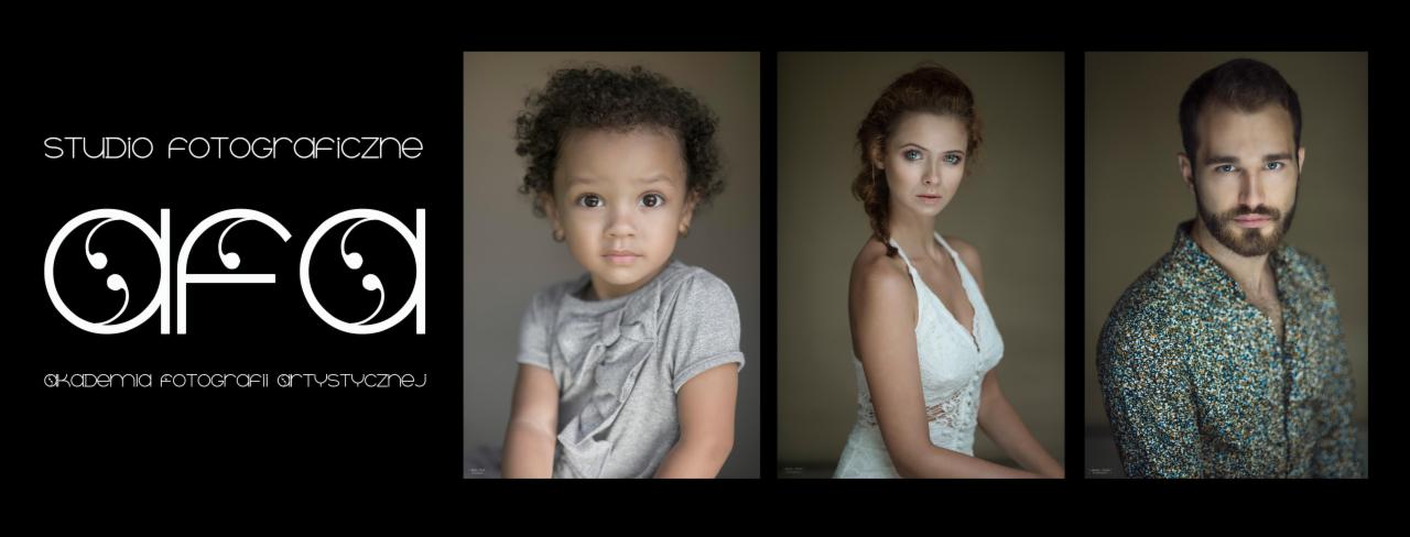 Portrety: dziewczynka z kręconymi włosami w szarej koszulce, kobieta w koronkowej sukience na ramiączkach i mężczyzna w wzorzystej koszuli, obok logo studia fotograficznego.