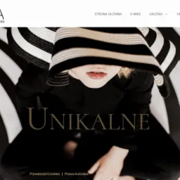 Strona internetowa fotografa z minimalistycznym motywem graficznym, prezentująca portret modelki w kapeluszu na tle czarno-białych pasów, z widocznym menu nawigacyjnym i logo w lewym górnym rogu.