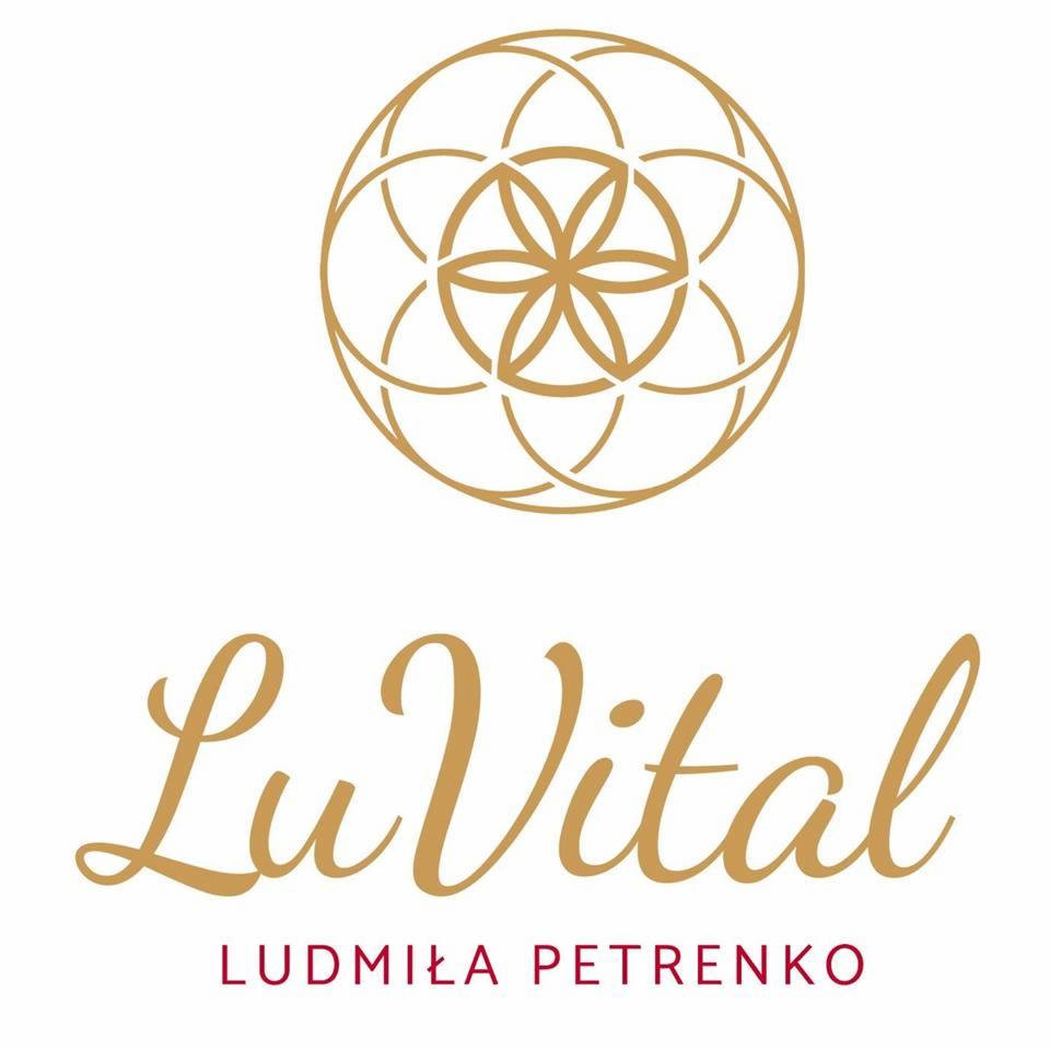 Złote logo firmy 'LuVital Ludmiła Petrenko' z abstrakcyjnym motywem kwiatowym w okręgu powyżej nazwy.