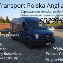Niebieski bus transportowy z numerem telefonu i informacją o przewozie paczek, motocykli i przeprowadzkach na trasie Polska-Anglia. Wyjazdy w czwartki i niedziele.