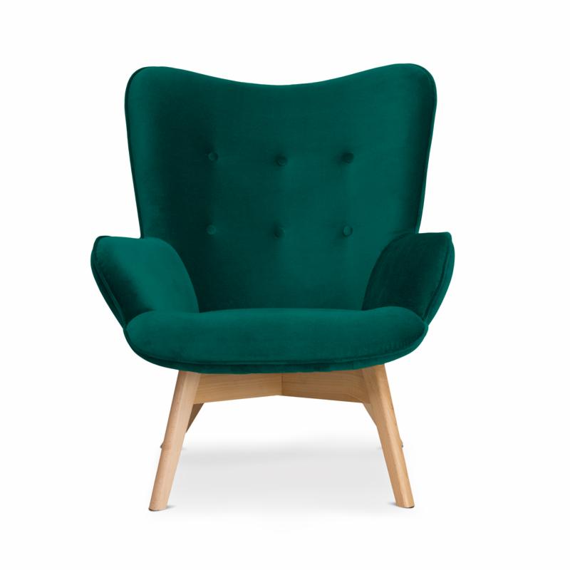 Szmaragdowy fotel typu uszak z welurową tapicerką i jasnymi drewnianymi nogami, widok z przodu na białym tle.