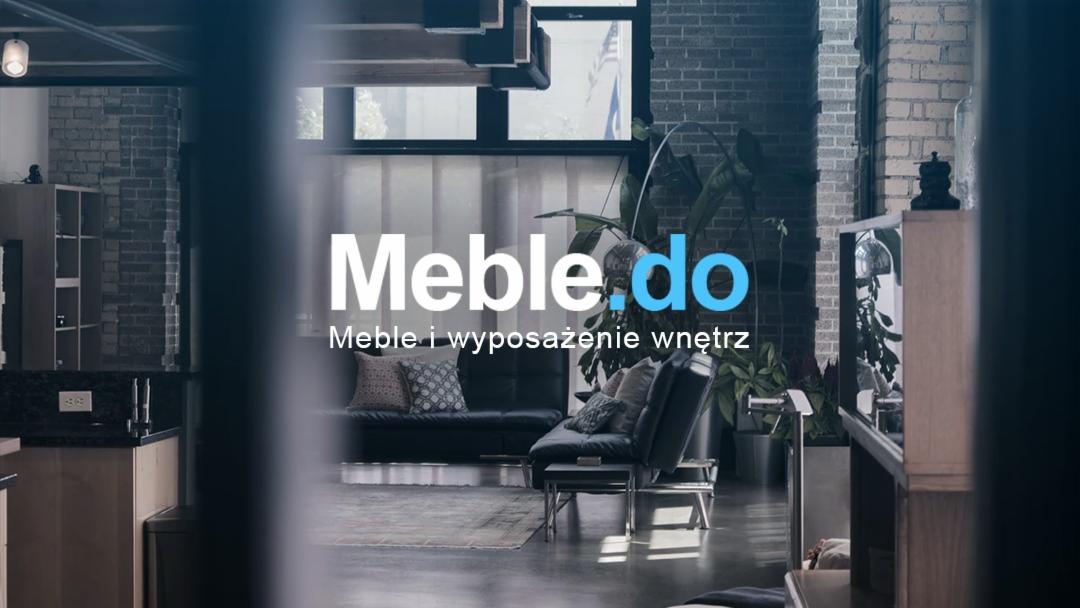 Wnętrze loftu z meblami, widok przez szparę, z logo 'Meble.do' na pierwszym planie, podkreślającym meble i wyposażenie wnętrz.