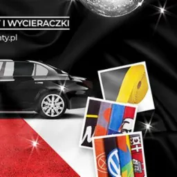 Grafika reklamowa: czarna limuzyna na czerwono-białym dywanie, próbki różnych wzorów i kolorów, logo firmy z postacią superbohatera, adres strony internetowej i profilu na Facebooku, tło z czarnej...