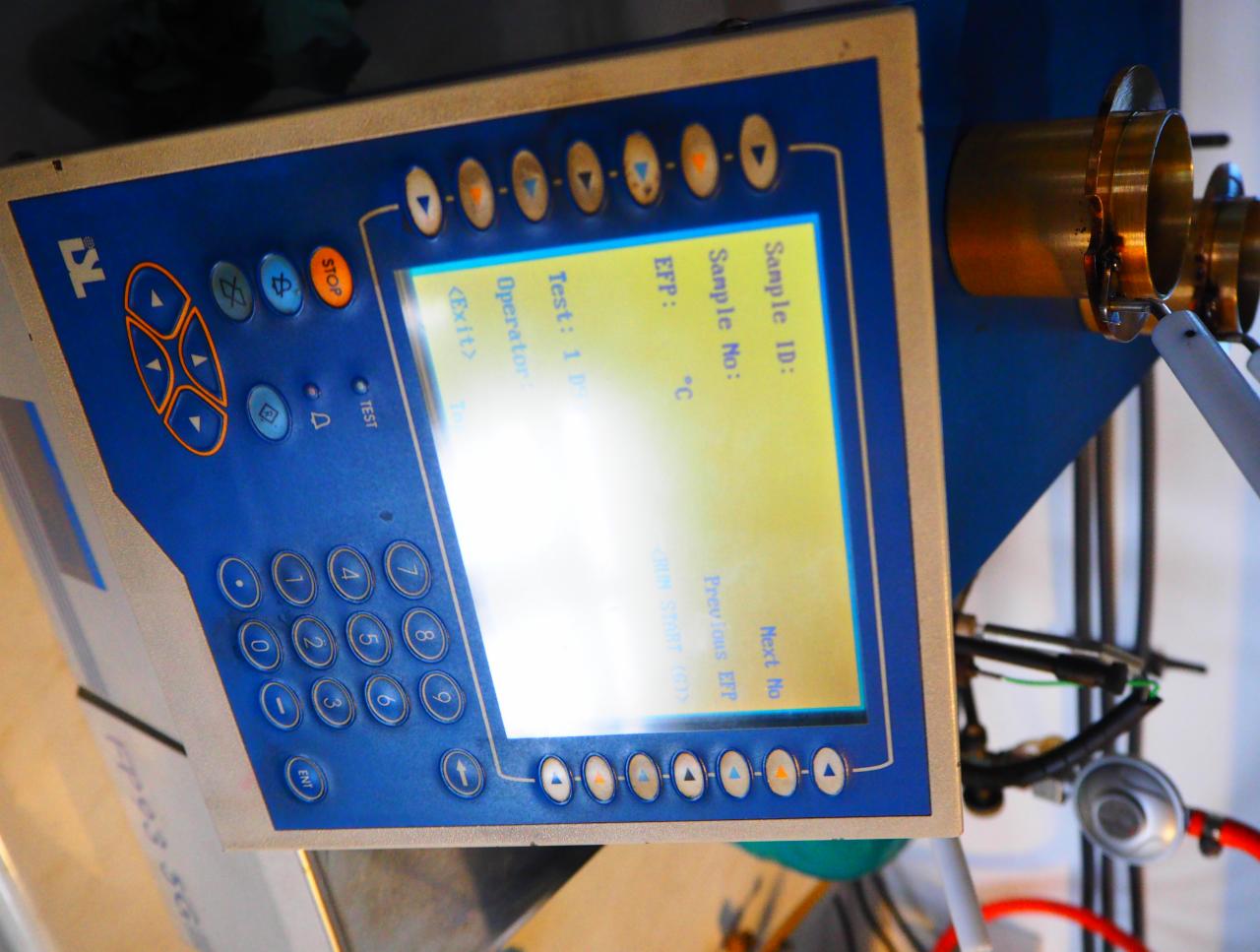 Panel sterowania urządzenia pomiarowego z ekranem wyświetlającym parametry testu i złączami pomiarowymi z boku.