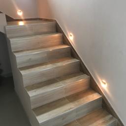 Położenie gresu na schodach wraz z montażem owświetlenia