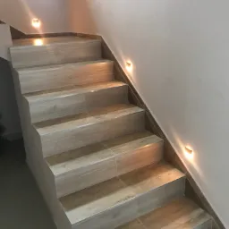 Położenie gresu na schodach wraz z montażem owświetlenia