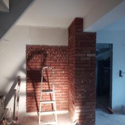 Budowa ścianki z cegły przycinanej