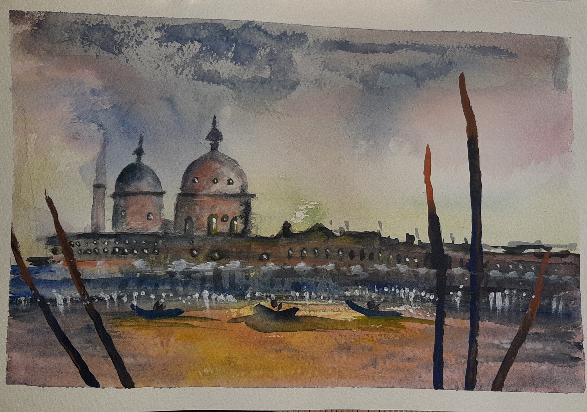 Akwarela 20x30 przedstawiająca pejzaż miejski z elementami architektury orientalnej, łodziami na wodzie i trzcinami na pierwszym planie, utrzymana w stonowanej kolorystyce.