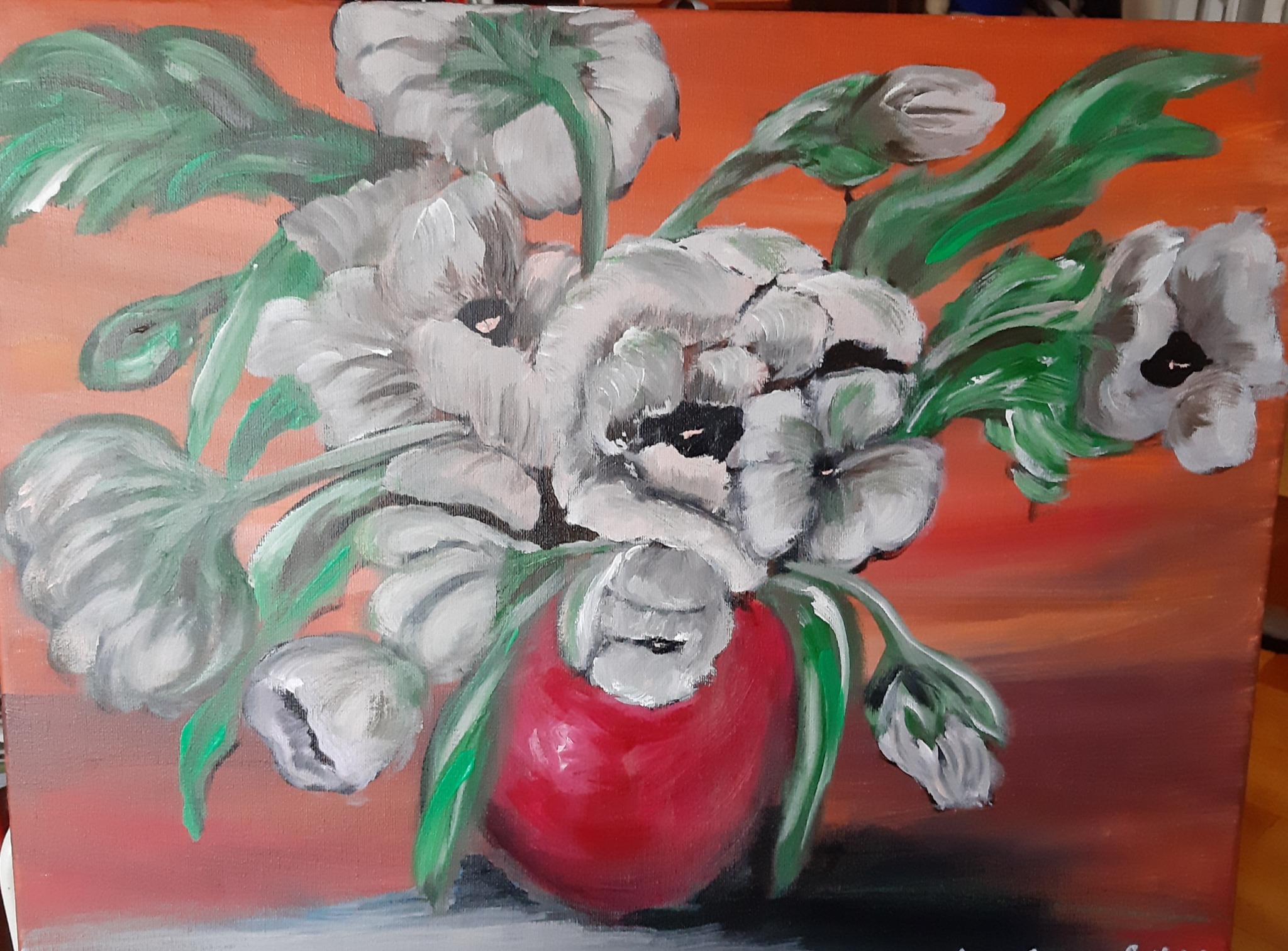 Akrylowy obraz przedstawiający bukiet białych kwiatów z zielonymi liśćmi w czerwonym wazonie na pomarańczowym tle, format 30x40.