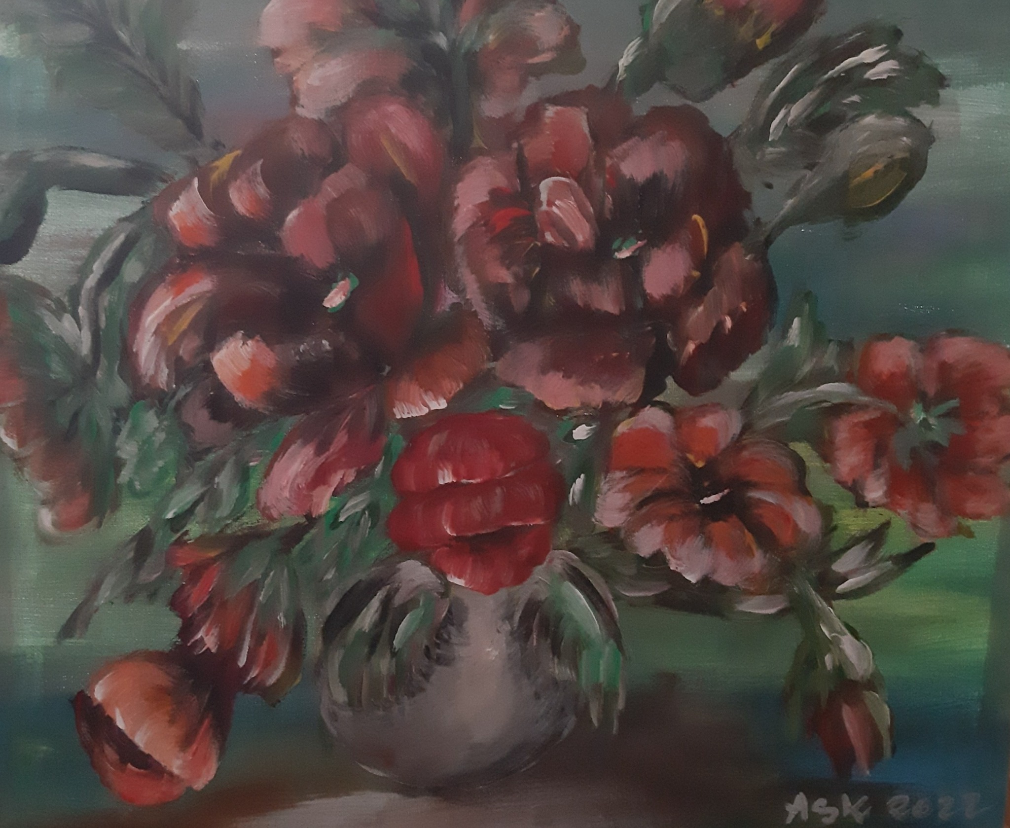 Martwa natura: akrylowa kompozycja kwiatowa w srebrzystym wazonie, format 30x40, sygnowana w prawym dolnym rogu.