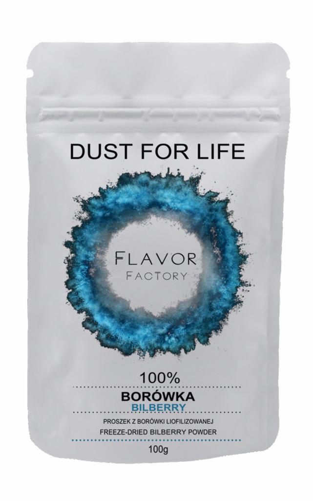 Białe opakowanie z zamknięciem strunowym proszku liofilizowanej borówki, z okrągłym wzorem z niebieskiego pyłu i napisem Flavor Factory.