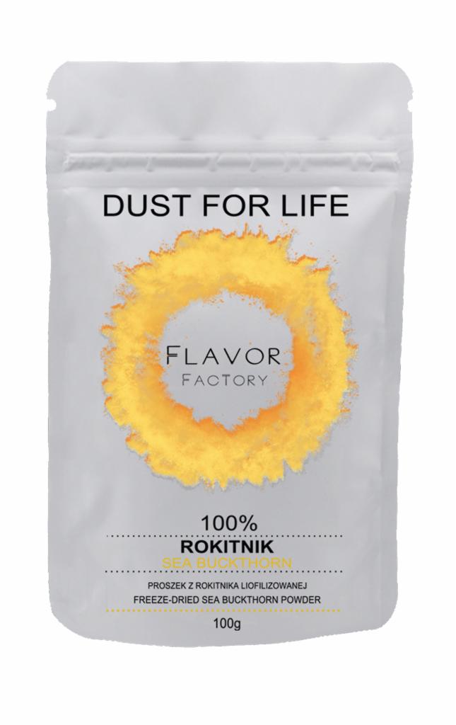 Białe opakowanie proszku liofilizowanego rokitnika marki Flavor Factory, z napisem 'Dust For Life' i grafiką pomarańczowego okręgu.