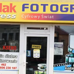 Fasada studia fotograficznego Kodak z reklamami fotografii ślubnej i wideofilmowania, oraz informacją o możliwości wykonania ksero.