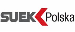 Logo firmy SUEK Polska, szary napis z czerwonym symbolem strzałki w prawo.