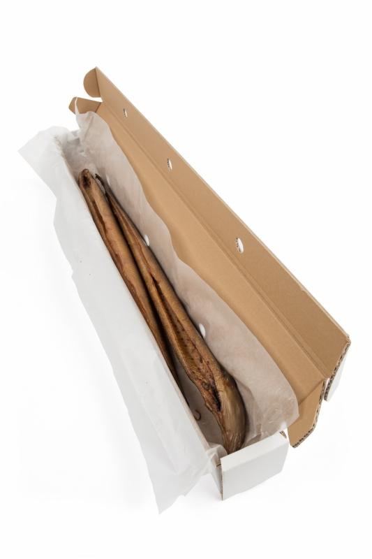 Fragment ściany z cegły i zaprawy w kartonowym pudełku z białym papierem zabezpieczającym, prawdopodobnie po wyburzeniu.