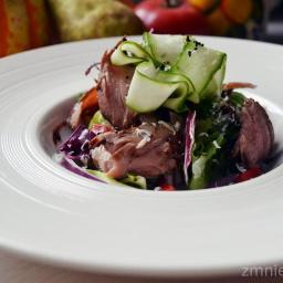 Sałatka z polędwicą wieprzową