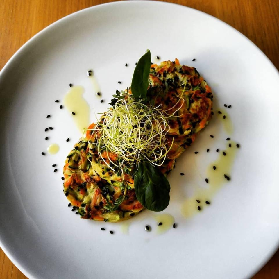 Placki z cukinii i marchwi z czarnym sezamem