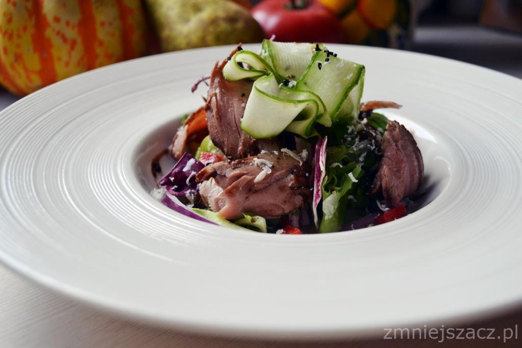 Sałatka z polędwicą wieprzową