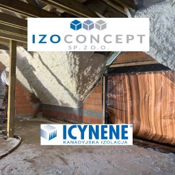 Izo Concept Sp. z o.o. - Aplikacja izolacji natryskowej w poddaszu. Widoczna warstwa piany na skośnej powierzchni, pracownik w kombinezonie ochronnym i przygotowane do izolacji okno.