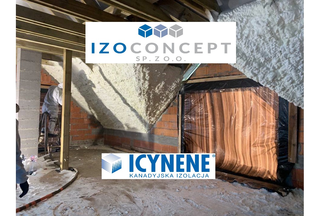 Aplikacja izolacji natryskowej w poddaszu. Widoczna warstwa piany na skośnej powierzchni, pracownik w kombinezonie ochronnym i przygotowane do izolacji okno.