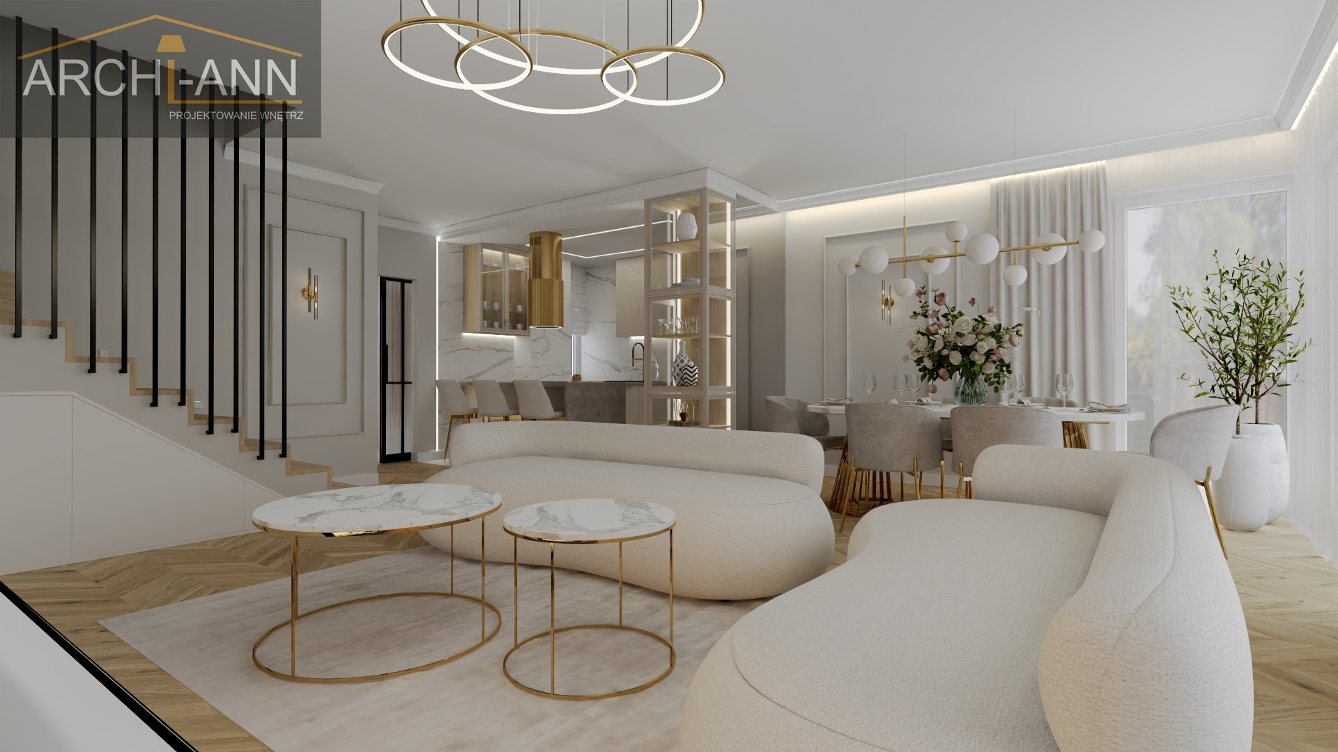 Wizualizacja przestronnego wnętrza domu z otwartą kuchnią, jadalnią i salonem w jasnej kolorystyce, z elementami złota w oświetleniu i detalach mebli, widoczne schody z czarnymi balustradami i logo...