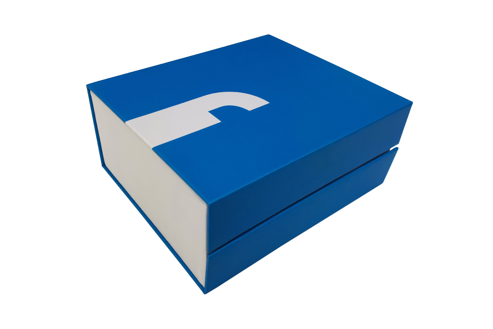 Niebiesko-białe pudełko prezentowe z dekoracyjnym elementem w kształcie litery 'f' na górnej powierzchni, leżące na białym tle.
