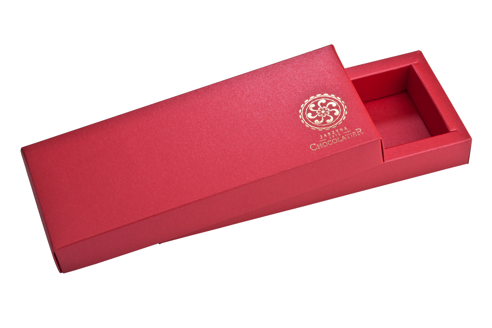 Czerwone, tekturowe pudełko z wysuwanym wieczkiem, zdobione złotym logo firmy cukierniczej.