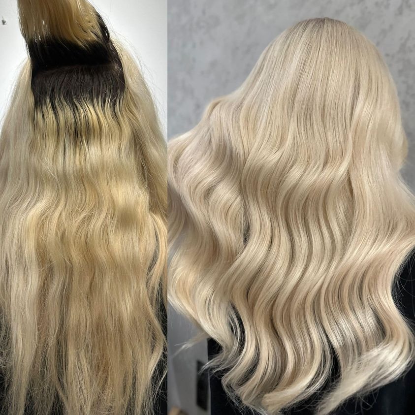 Porównanie włosów przed i po koloryzacji: odrosty z ciemnymi pasmami kontra platynowy blond z delikatnymi falami.