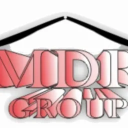 Logo firmy budowlanej MDR Group z elementem graficznym przypominającym zarys dachu domu, w kolorystyce czerwono-białej, na białym tle.