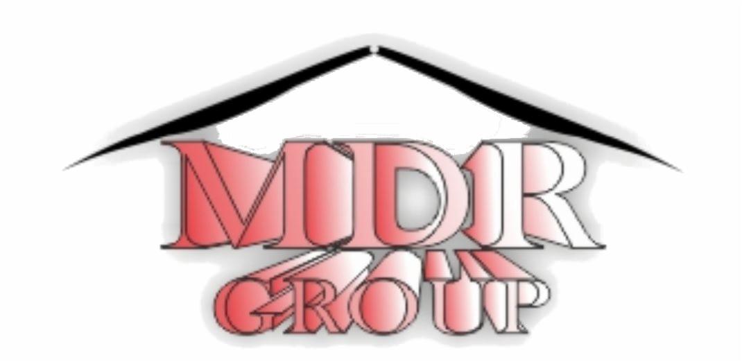 Logo firmy budowlanej MDR Group z elementem graficznym przypominającym zarys dachu domu, w kolorystyce czerwono-białej, na białym tle.