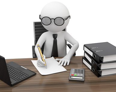 Kreskówkowa postać w okularach pisze złotym długopisem na kartce papieru na biurku z laptopem, kalkulatorem i trzema czarnymi segregatorami.