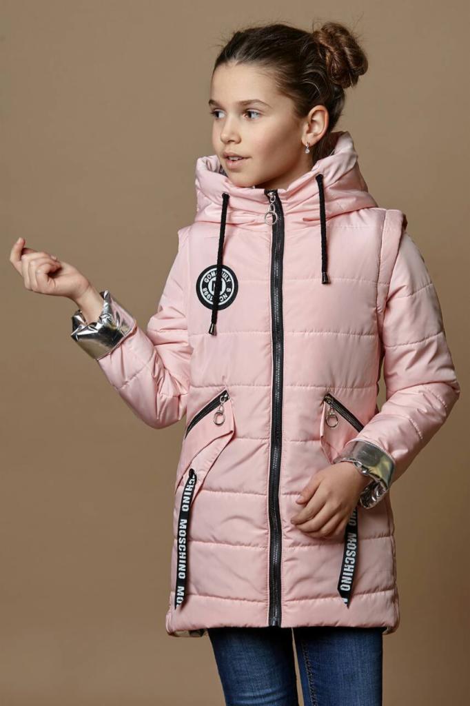 Dziewczynka prezentuje różową, pikowaną kamizelkę z kapturem i srebrnymi mankietami, z czarnymi detalami i logo na piersi.
