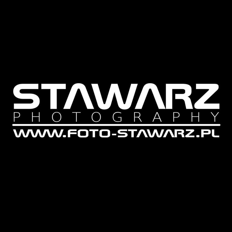 Logo firmy fotograficznej Stawarz Photography z adresem strony internetowej www.foto-stawarz.pl na czarnym tle.