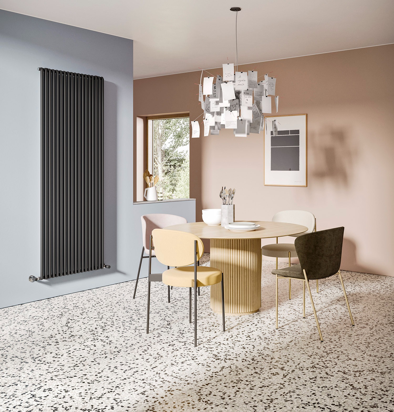 Czarny, pionowy grzejnik panelowy zamontowany na niebieskiej ścianie w nowoczesnej jadalni z okrągłym stołem i designerską lampą z karteczek.