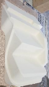 Biały, przestrzenny model architektoniczny antresoli, wydrukowany w 3D, leżący na jasnym, wzorzystym podłożu.